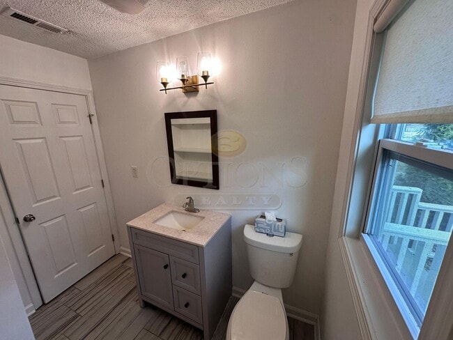 Building Photo - 3 Bedroom Home in Oakland City