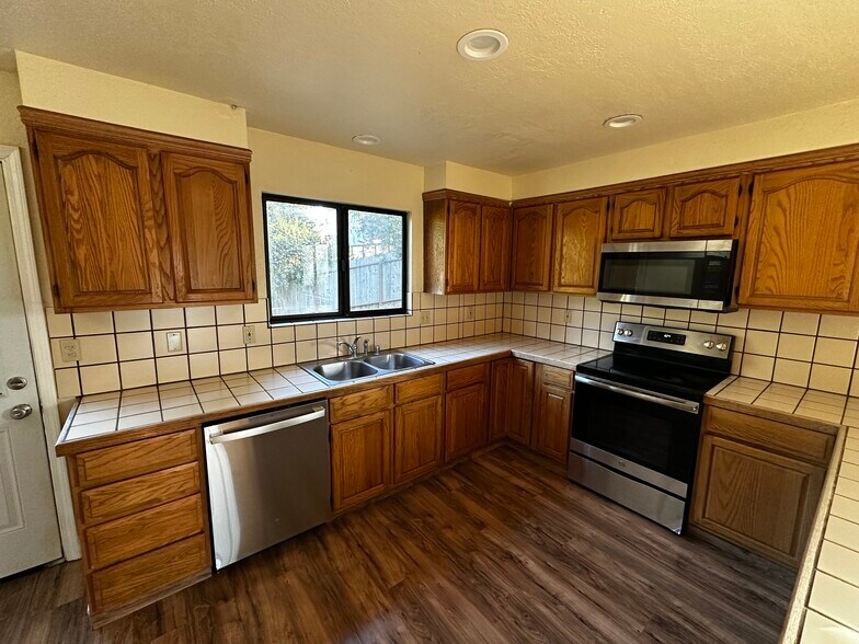 Building Photo - 812 Loma Prieta Dr