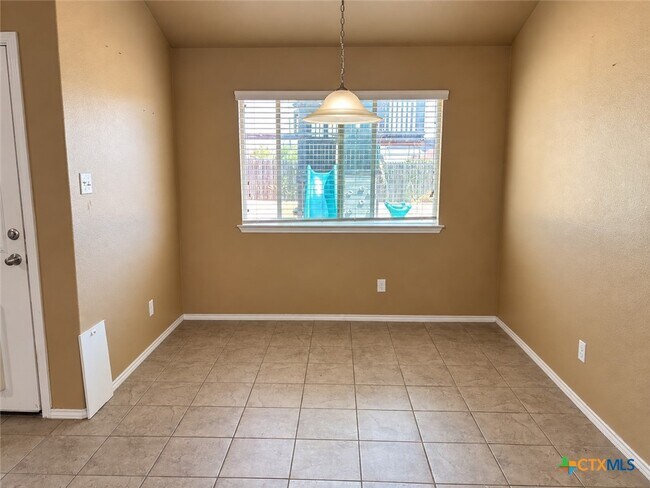 Building Photo - 9402 Cricket Dr