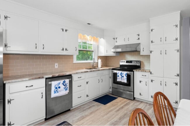 Building Photo - 22 Henry St