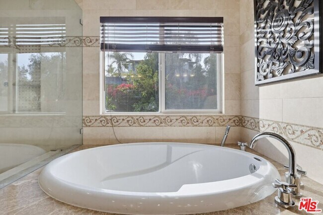 Building Photo - 5187 Knollwood Way