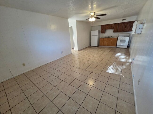 Building Photo - 2 Bdrm/1 Bath Apartment with fenced yard.