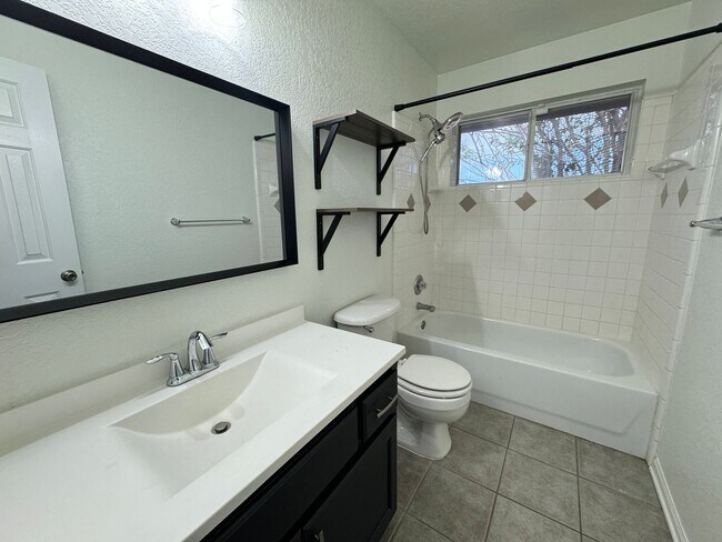 Building Photo - 3610 Fox Glove Ln