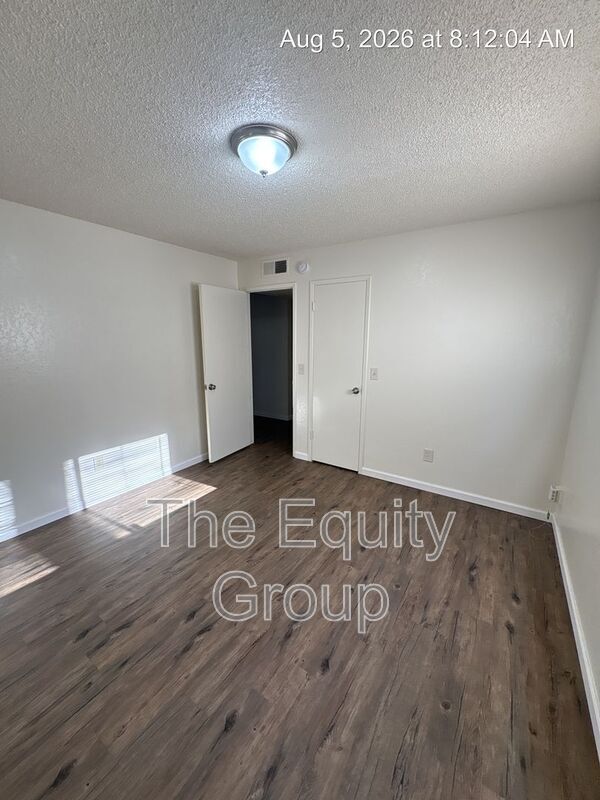 Building Photo - 726 S Locust St