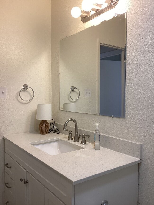 Building Photo - 2 Bed 1 bath Apartment  on Quiet Street and Close to ENMU!
