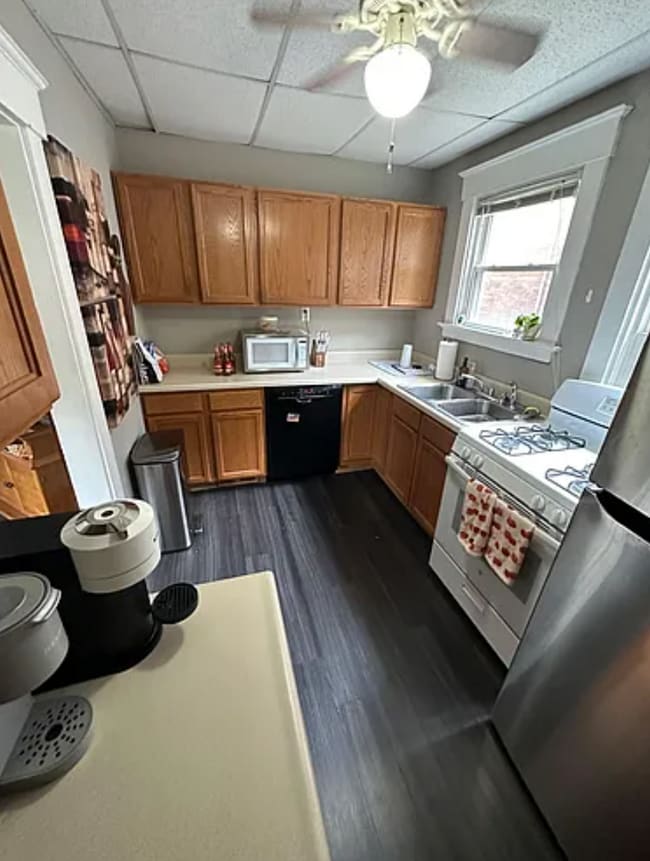 Building Photo - 2 Bedroom House Available Next to UC Campus