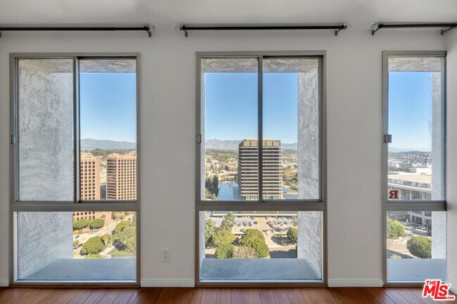 Building Photo - 800 W 1st St