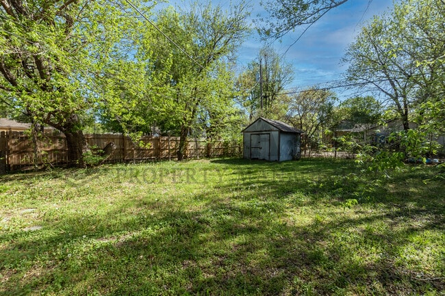 Building Photo - 1912 N Hood St