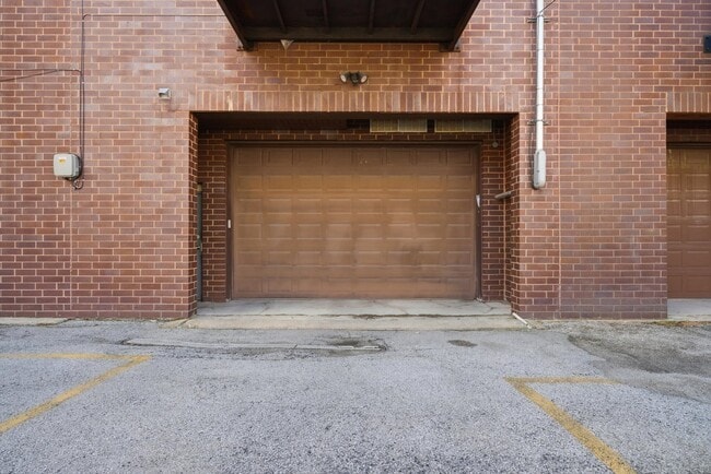 Building Photo - 2114 W Rice St