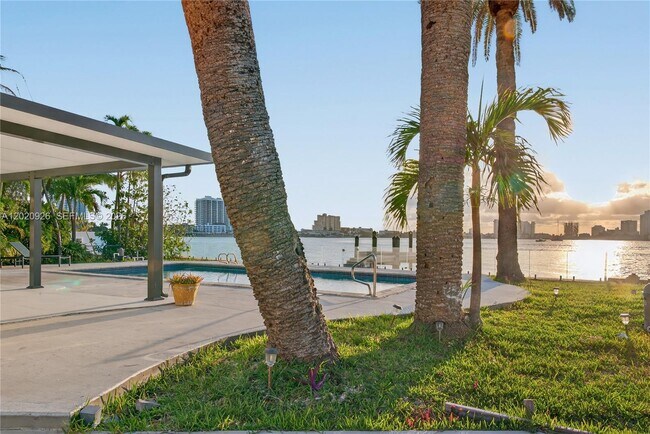 Building Photo - 1101 S Shore Dr