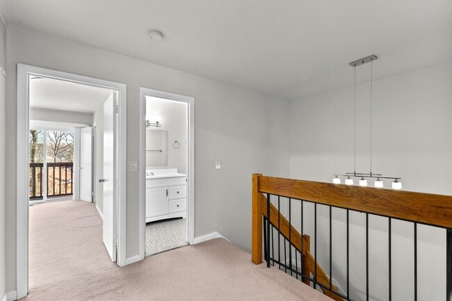 Building Photo - Updated 1800+ sq/ft 3 bdrm 2.5 bath end unit townhome