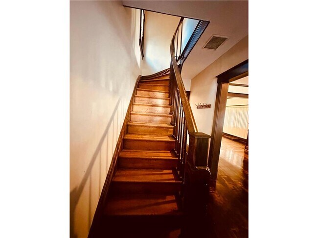 Building Photo - 246 Sidney St E