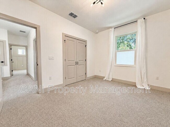 Building Photo - 724 Ellwood Ave