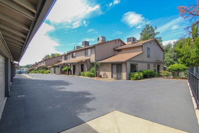 Building Photo - Condo in The Bluffs!