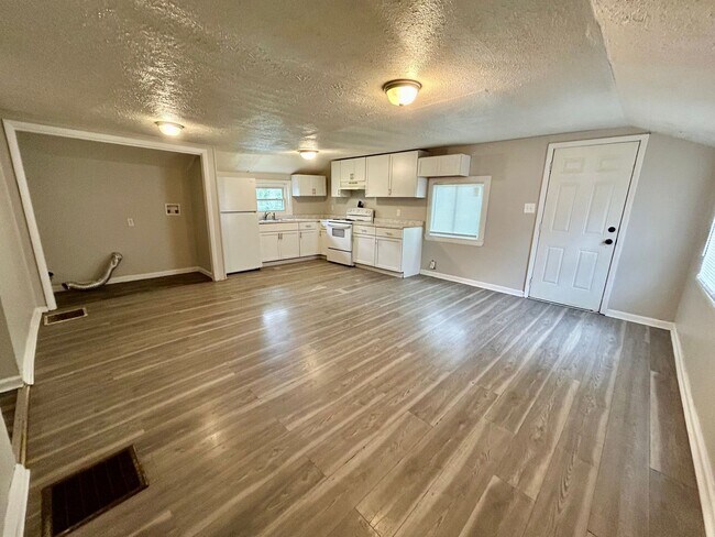 Building Photo - 3 Bedroom Available!!