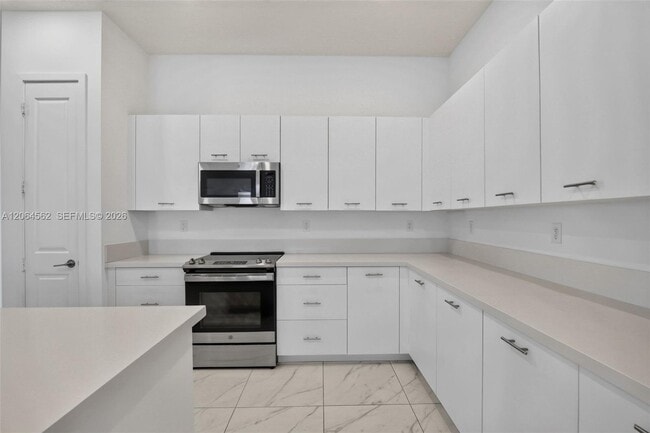 Building Photo - 4574 SW 173rd Ave