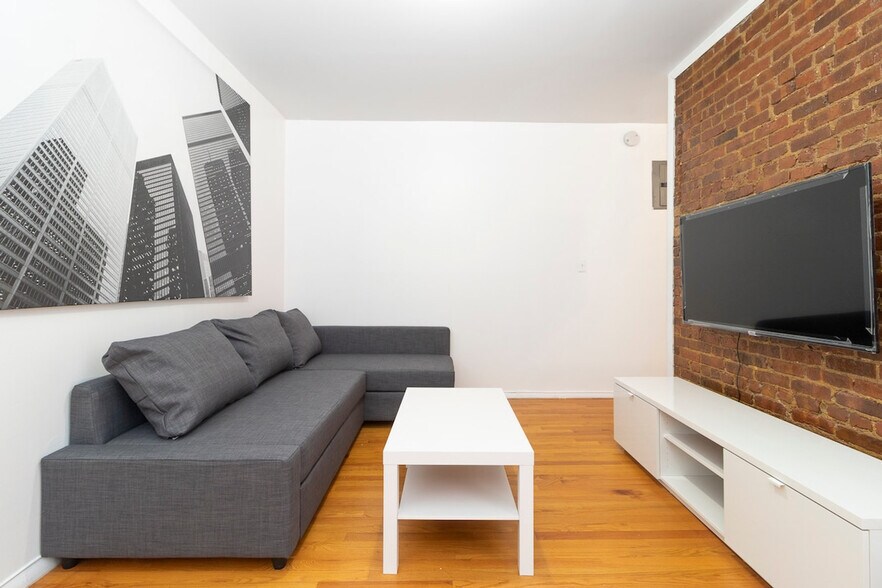 Building Photo - 340 E 94th St