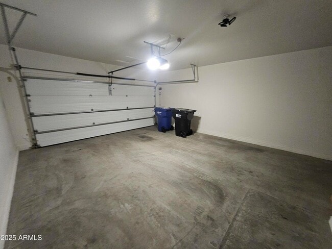 Building Photo - 3216 S Cottonwood Dr