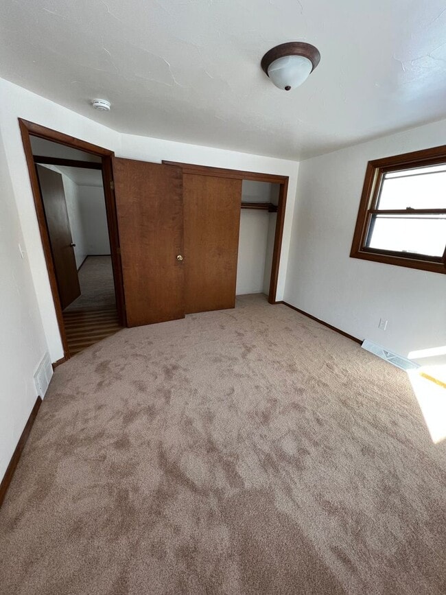 Building Photo - 2 Bed 1 Bath Duplex