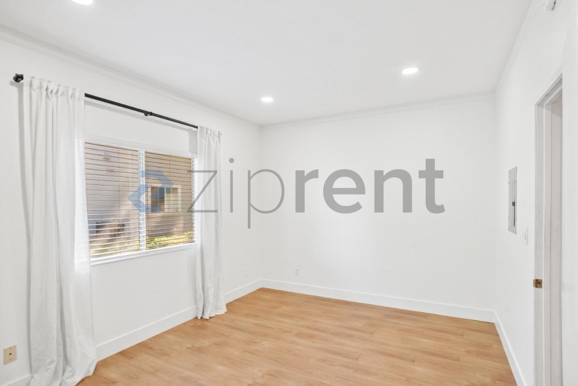 Building Photo - Unit 385