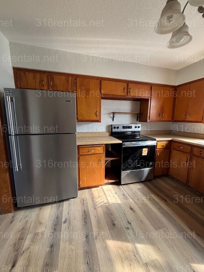 Building Photo - 2 bed 1 bath house available!