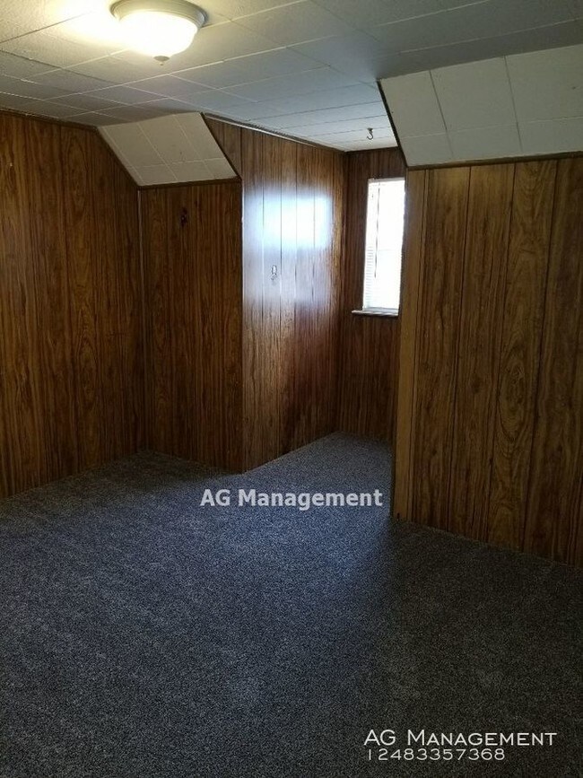 Building Photo - 22 Elwood St. - Pontiac 3Bed/1Bath