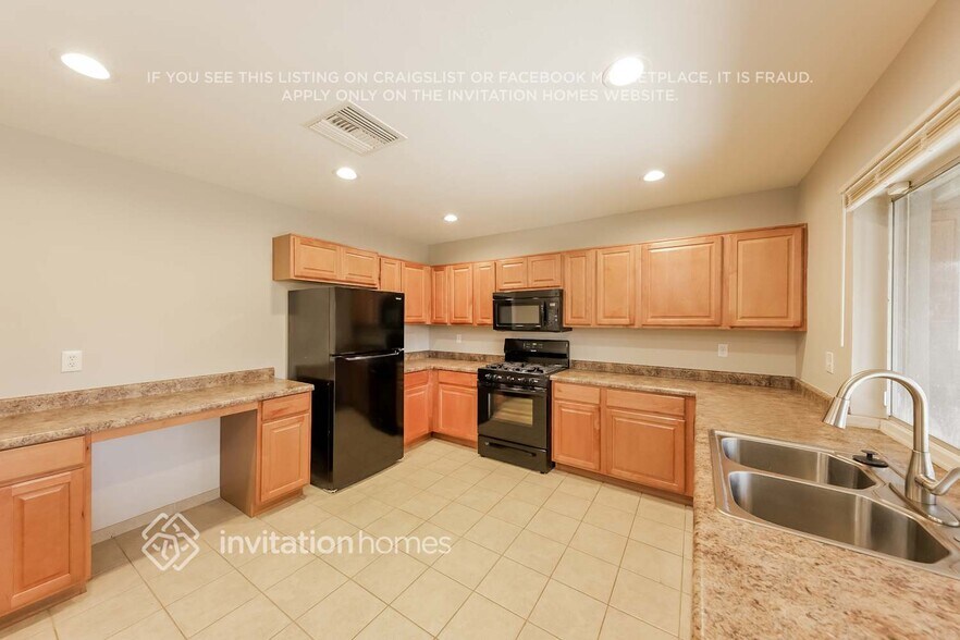 Building Photo - 4613 W Augusta Ave