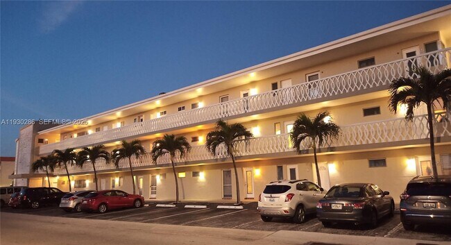 Building Photo - 450 Golden Isles Dr