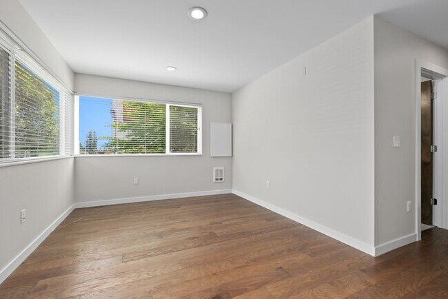 Building Photo - Trendy West Seattle Townhome w/Air Conditi...
