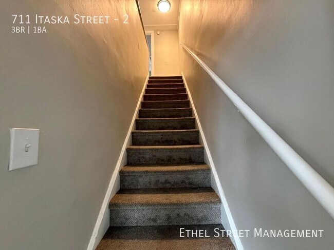 Building Photo - 711 Itaska St