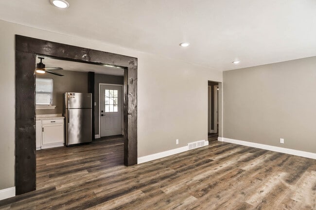 Building Photo - 711 N Elm Ave