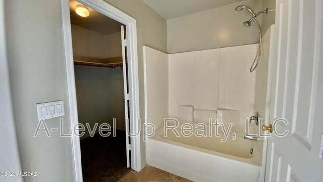 Building Photo - 721 W Flaming Arrow Dr