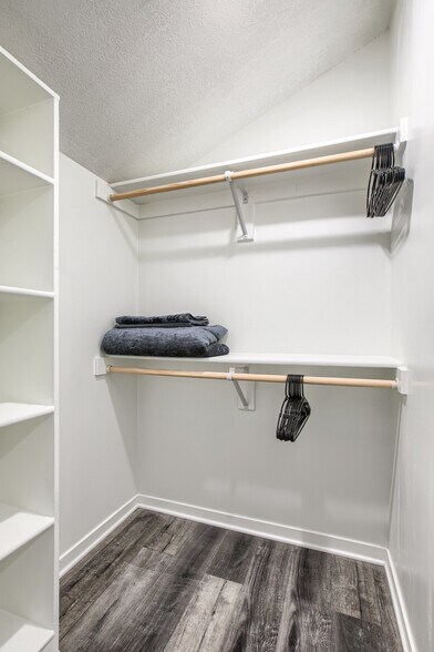 Building Photo - 7105 N Walnut St