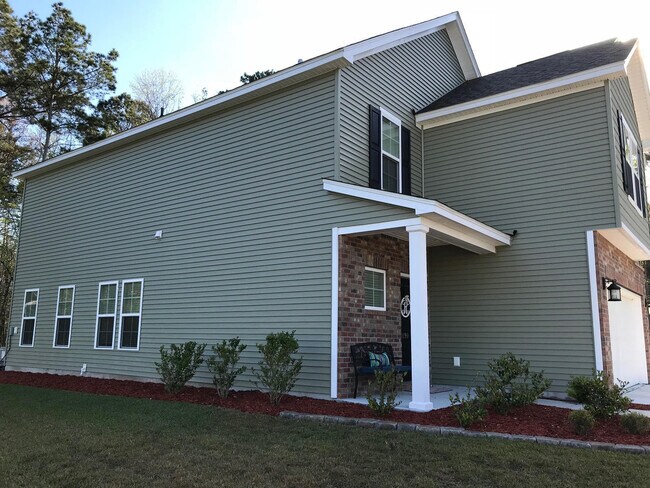 Building Photo - LARGE HOME WITH A POND LOT!