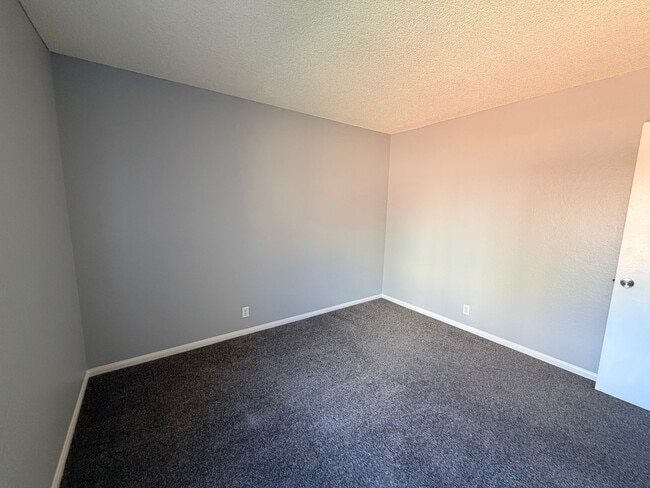 Building Photo - 433 Autumn Dr