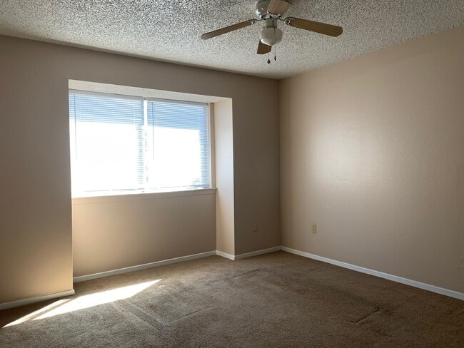 Building Photo - 2 bedroom 2 bath town home in a gated comm...