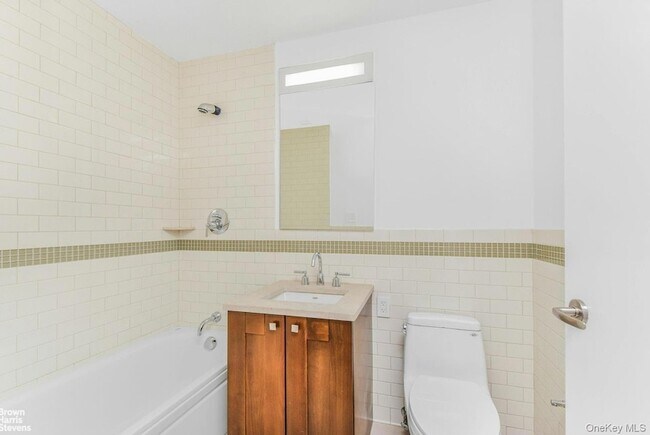 Building Photo - 640 W 237th St