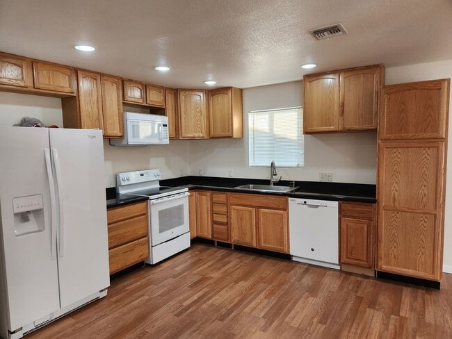 Building Photo - COMING SOON ~ 2 Bed / 2 Bath w/ Oversized 2 Car Garage