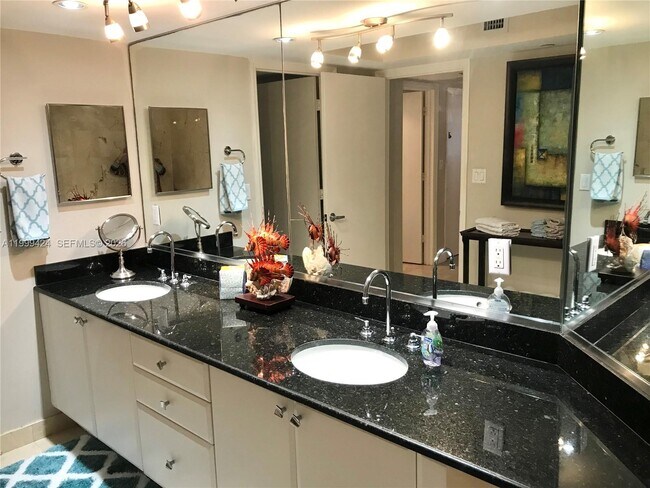 Building Photo - 6917 Collins Ave