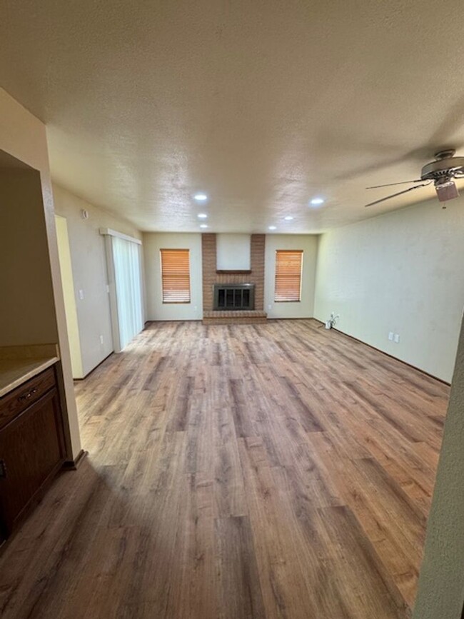 Building Photo - Northwest- 3 bedroom/ 2 bathroom with pool!