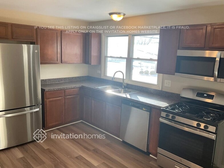 Building Photo - 416 Deerpath Dr