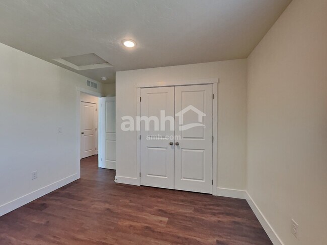 Building Photo - 979 N Nichole Ave