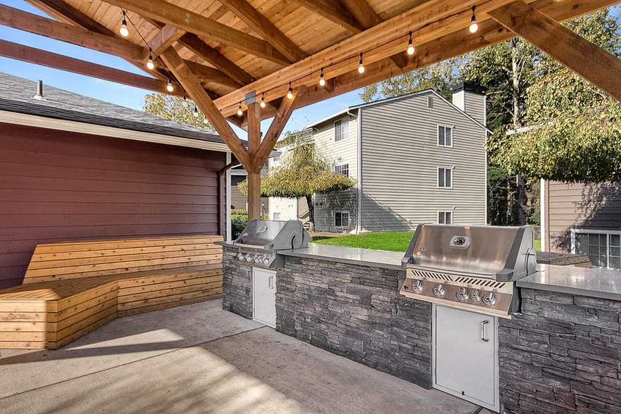 Covered BBQ - Ellyson Apartment Homes