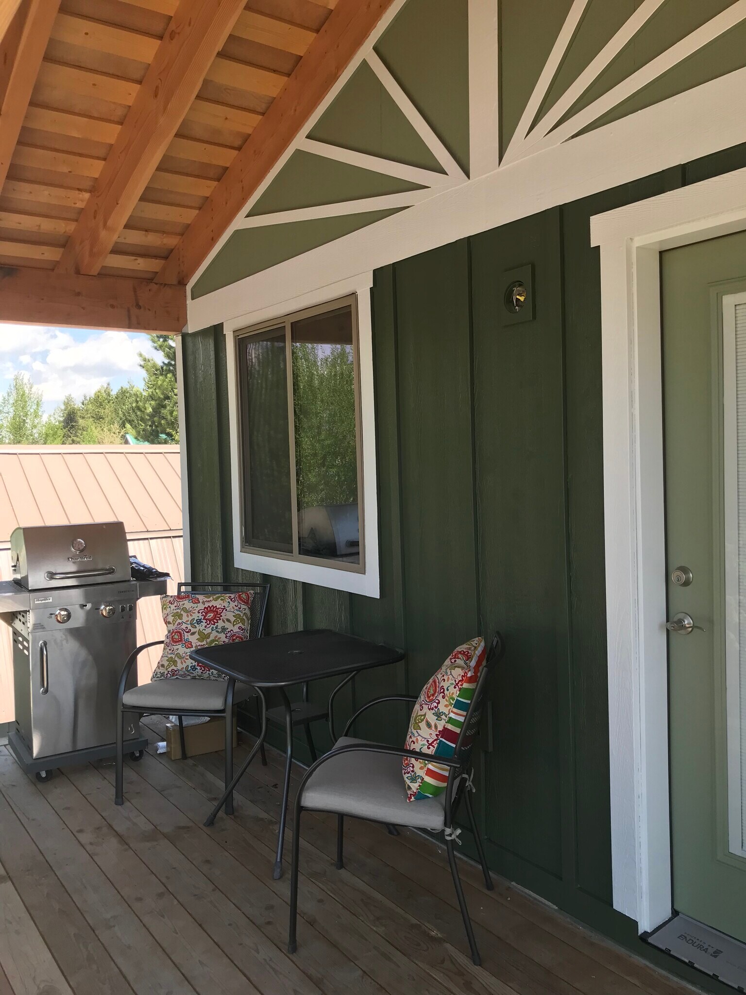 sunny porch for BBQs - 260 Halferty St