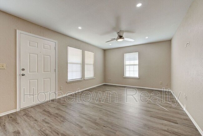 Building Photo - 1704 Tudor Dr