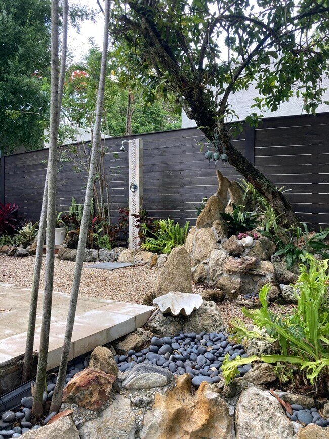 Building Photo - 824 35th St