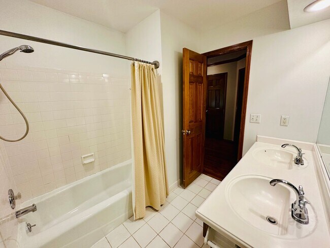 Building Photo - {13040} Spacious Cherry Creek Home + First...