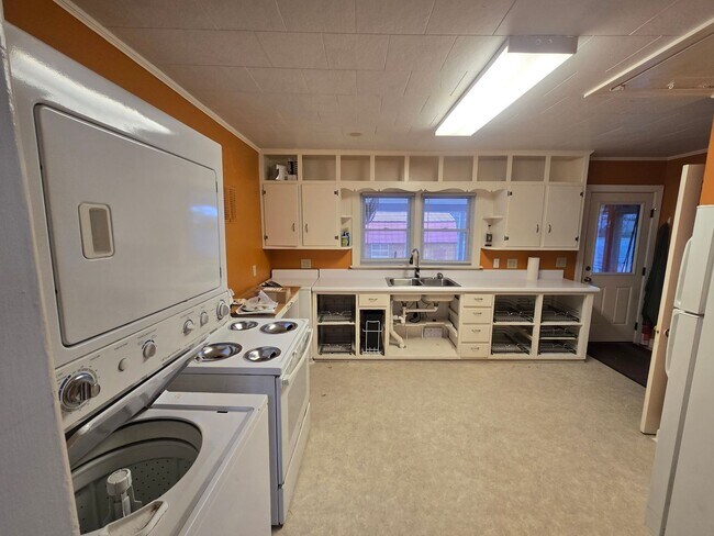 Building Photo - Charming Pittsboro Bungalow with Screened Porch & Fully Fenced Yard