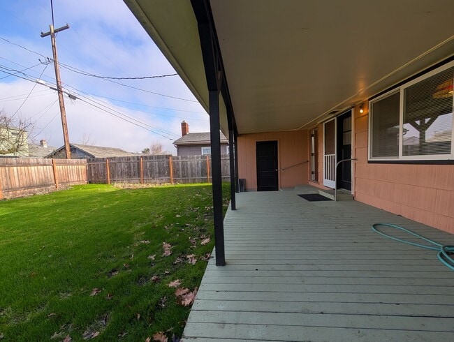 Building Photo - Charming 3 bed/1 bath with large yard and great patio space!