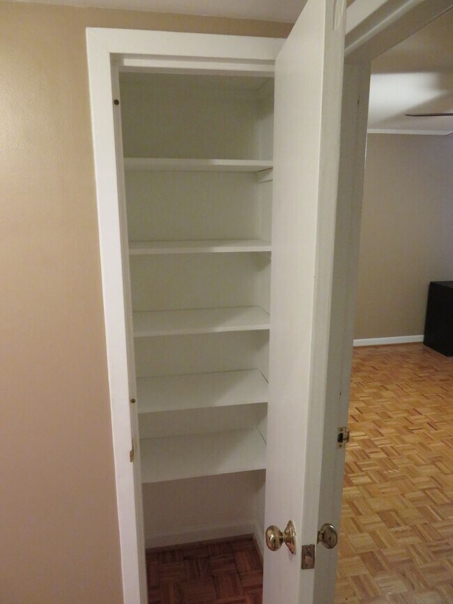 Building Photo - Great location for $2200/month  - 2bd/1ba with TWO assigned parking spaces (tandem spaces)